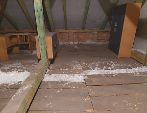 Zateplení stropu rodinného domu pomocí foukané izolace